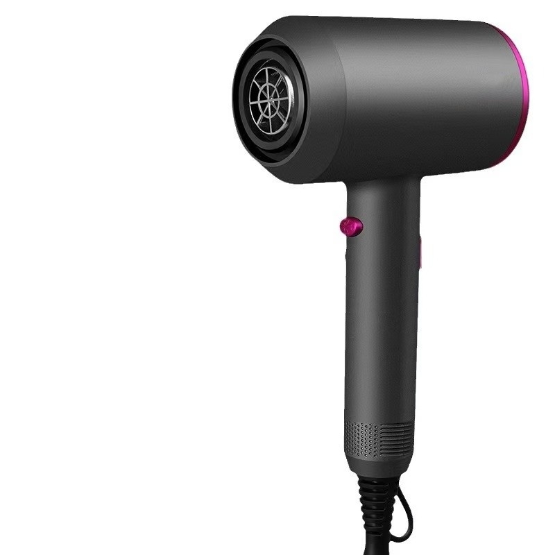 Un séchoir à cheveux de 1300W, un moteur à courant alternatif, un séchoir rapide, un système de chauffage ionique avec 1 diffuseur et 2 buses de concentration